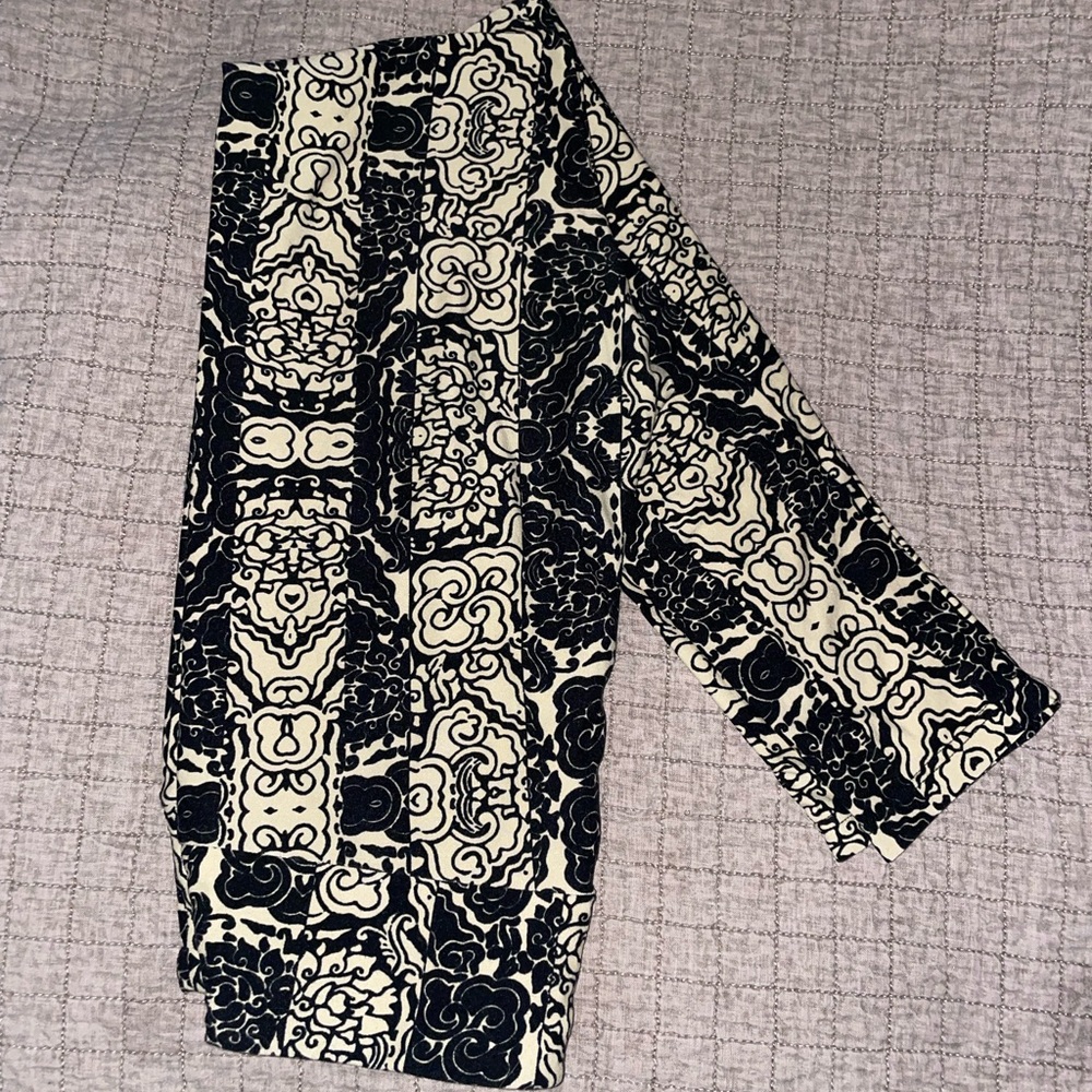 🍓3/$15 LuLaRoe Black and White Patterned Leggings